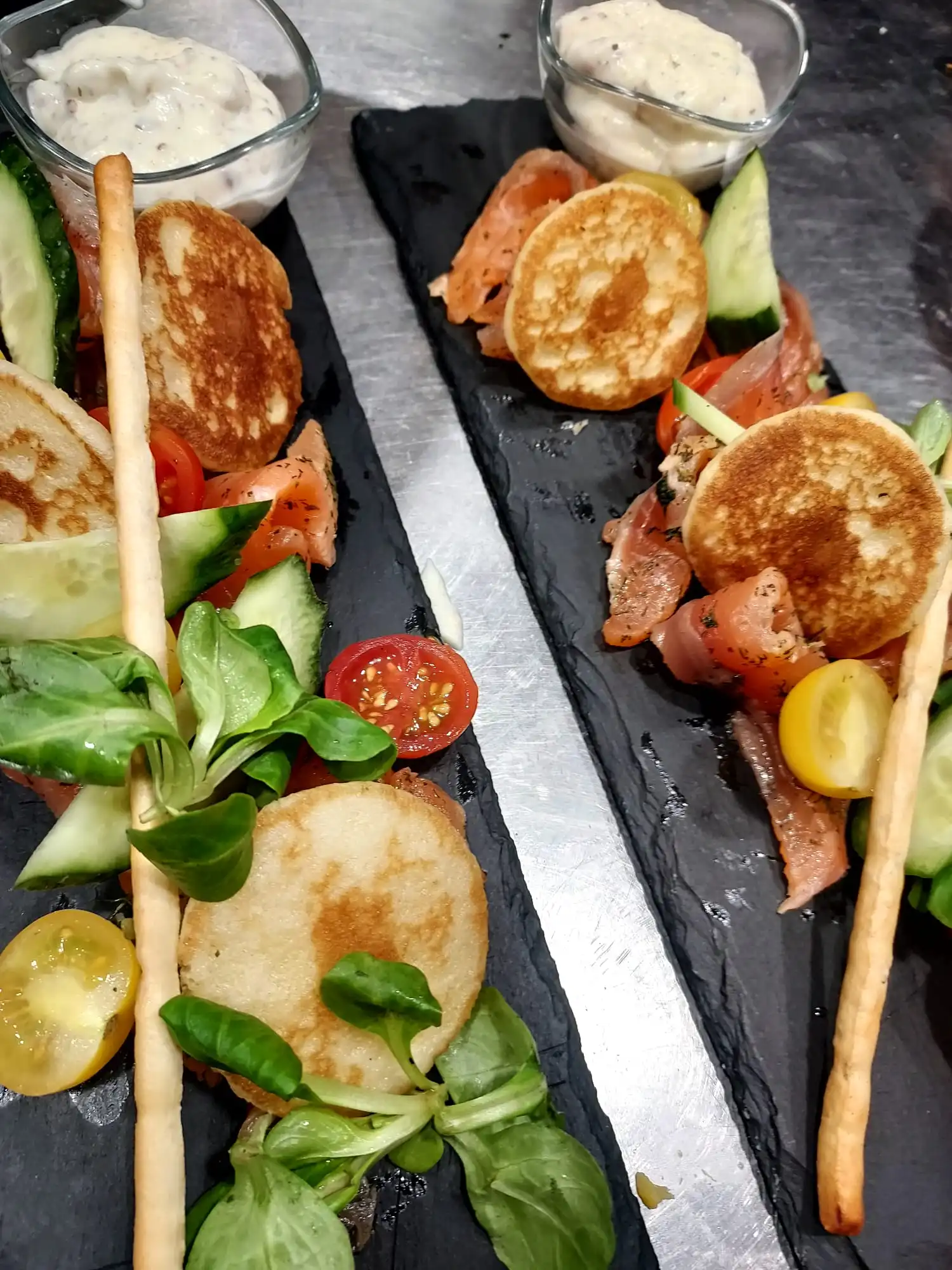 Saumon gravlax, sauce fraîcheur et blinis